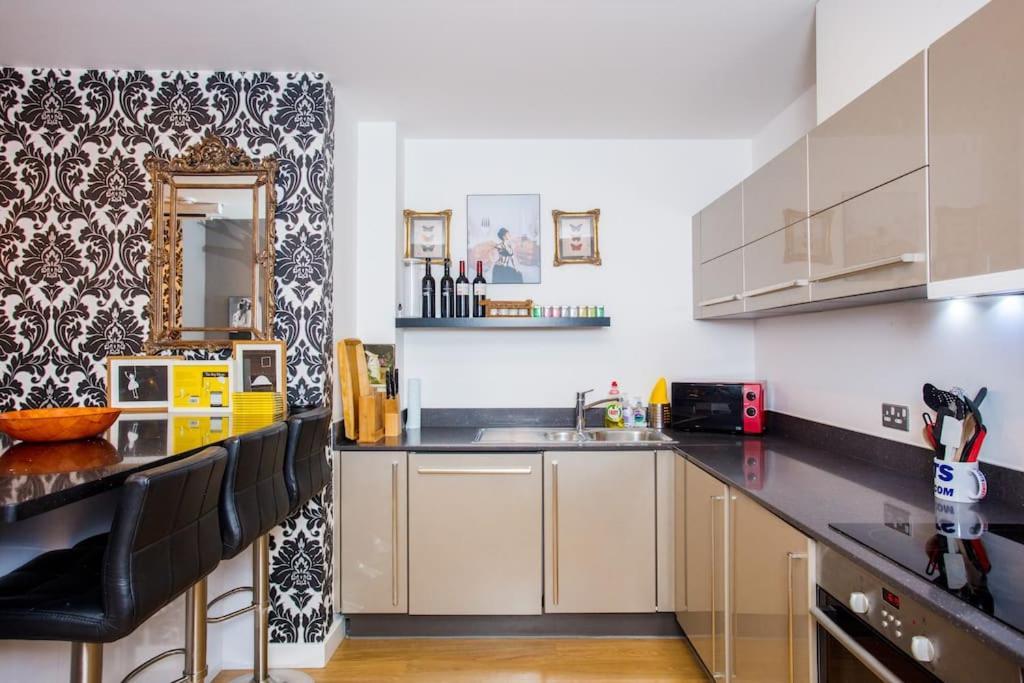 Appartamento Unique & Welcoming 2Bd Flat In Limehouse Londra Esterno foto