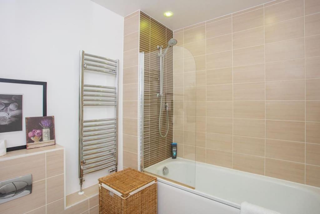 Appartamento Unique & Welcoming 2Bd Flat In Limehouse Londra Esterno foto