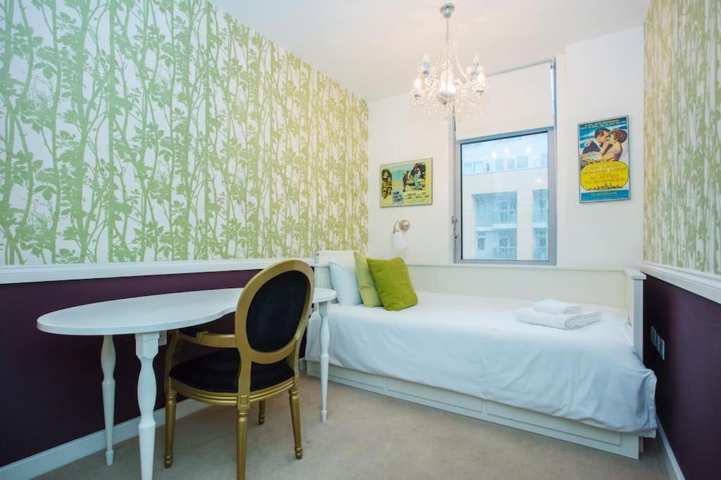 Appartamento Unique & Welcoming 2Bd Flat In Limehouse Londra Esterno foto