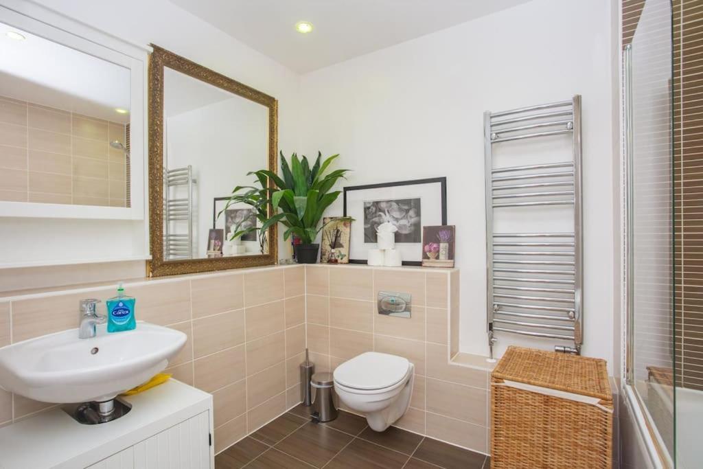 Appartamento Unique & Welcoming 2Bd Flat In Limehouse Londra Esterno foto